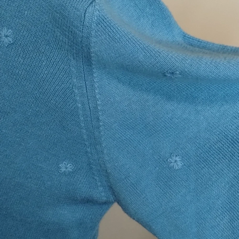 Denim & Co Blue V neck button up sweater blue stitched flowers Sz M